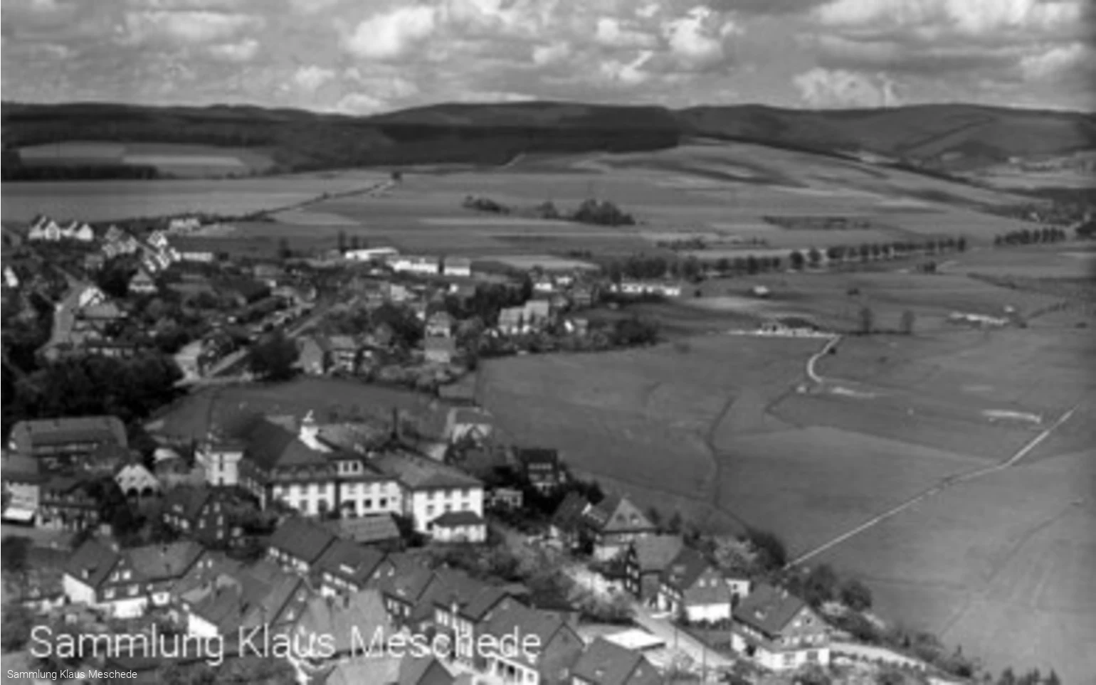 Schmallenberg mit seiner Bahnanlage oben links um 1955