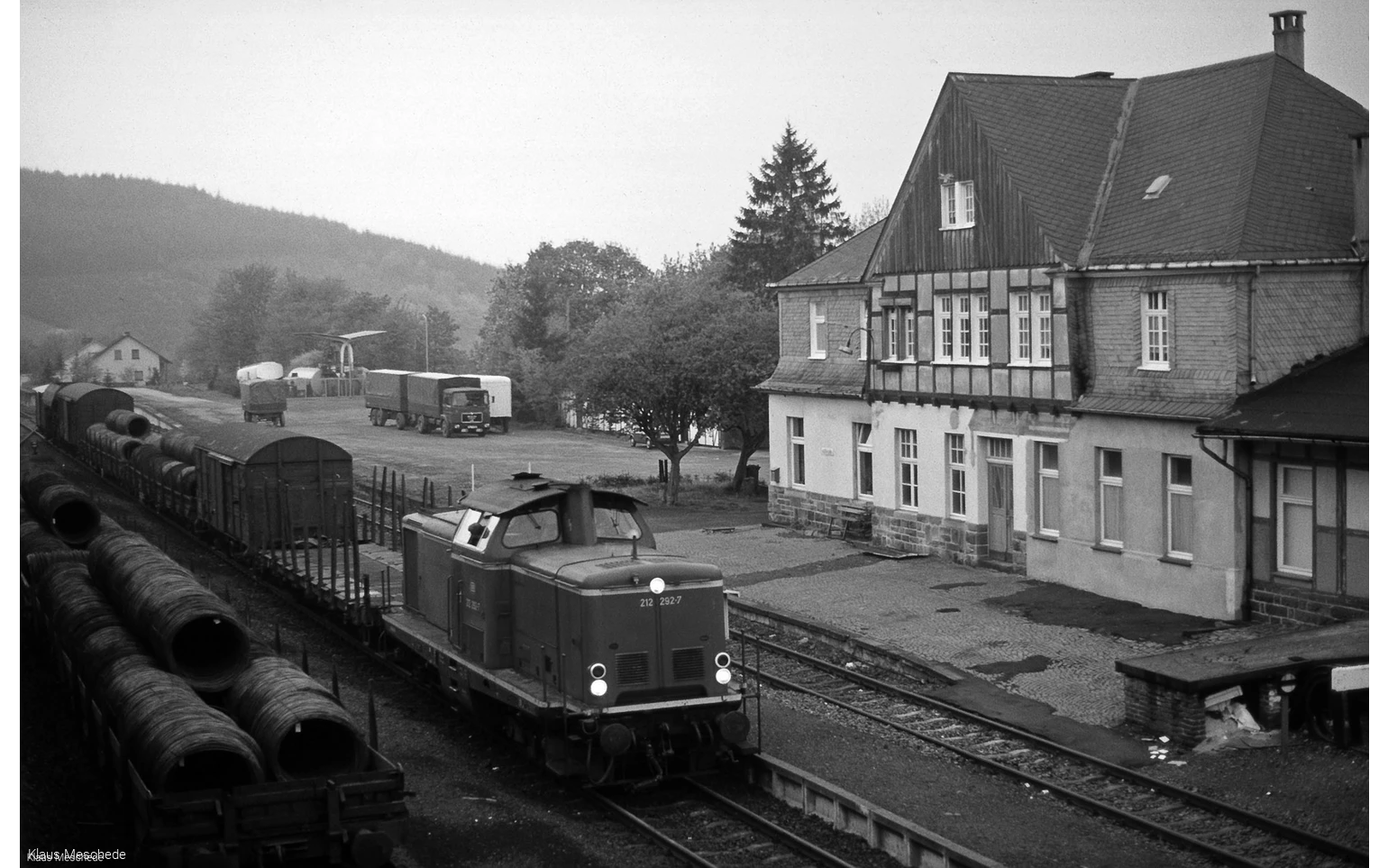 Güterzug mit der Diesellok 212 292-7 im Bahnhof Fredeburg, Juli 1982. Eines der Hauptfrachtgüter waren Drahtrollen für Firma Liedtke am Bahnhof von Fredeburg