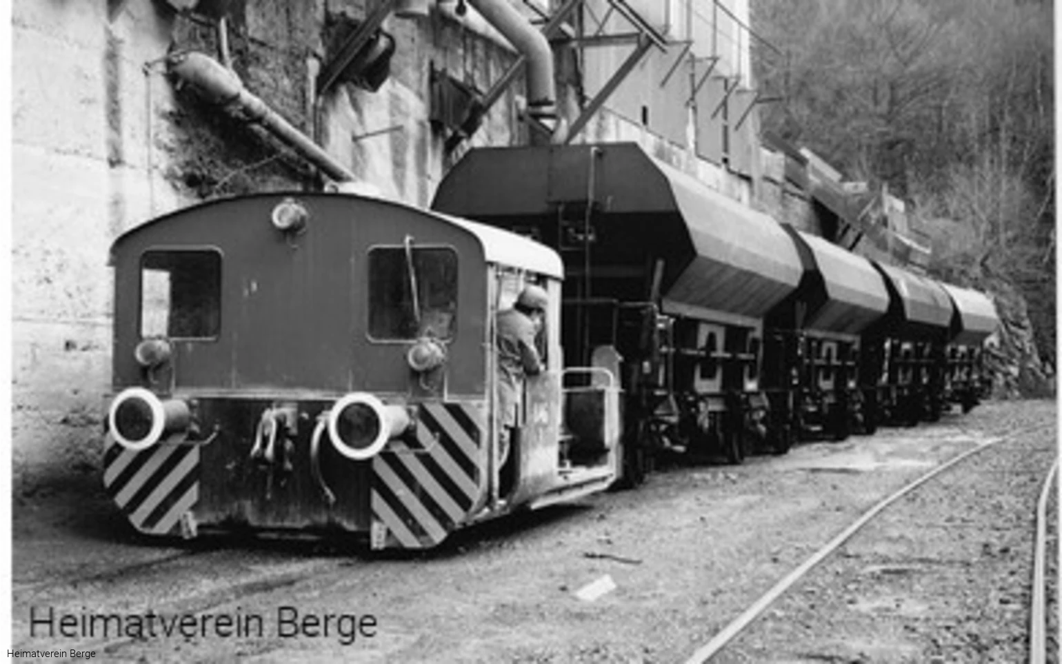 Im Anschluss des Schotterwerkes werden in den 1980er Jahren mit der Werkslok Wagen zur Verladung rangiert.