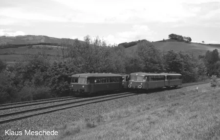 Zwei Triebwagen-Sonderzüge am Streckenabzweig bei der Fischbauchträgerbrücke (2. Juni 1984)
