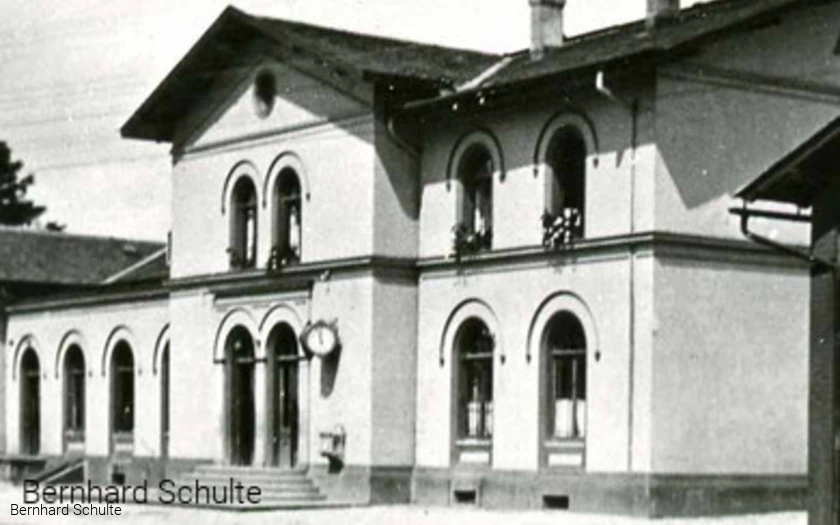 Das 1. Stationsgebäude, erbaut 1872