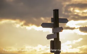 Wanderschilder im Abendlicht
