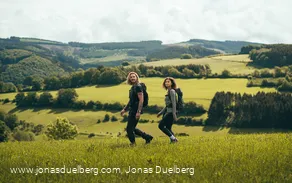 Wanderpaar in Wiesenlandschaft