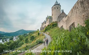 Wandernde an der Burg Altena