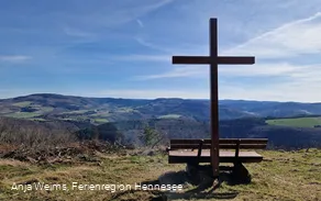 Gipfelkreuz auf dem Vogelsang bei Meschede (595 m)