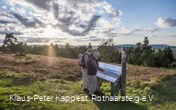 Wanderer an der Infotafel auf dem Kahlen Pön