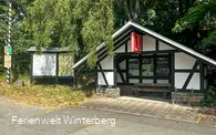 Informationstafel zu Wanderwegen in und um Hoheleye neben einer Schutzhütte mit weiteren Infotafeln rund um Hoheleye.