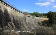 Die alte, wuchtige Staumauer der Kerspetalsperre
