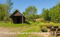 Bänke und Schutzhütte