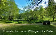 Teich mit Sitzbank an der Grillstation Schwalefeld