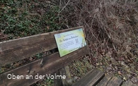 An der Bank befindet sich die Plakette mit dem Hör