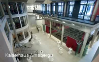 Foyer mit Stehtischen