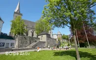 Kurkölner Platz - Geschichtsbrunnen - Martinus Kirche.jpg