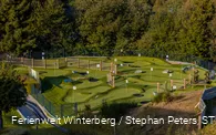 Drohnenaufnahme eines Minigolfplatzes mit Kunstrasenfläche.