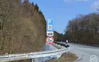 Gut sichtbar von der Landstraße: die Zufahrt zum P