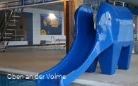 Über die Rutsche geht es schnell hinein ins kühle