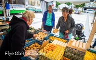Zwei Damen lassen sich beim Obst beraten