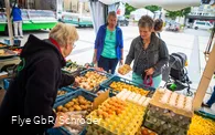 Zwei Damen lassen sich beim Obst beraten
