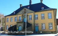 Historisches Rathaus mit Rundbogentreppe