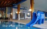Das Warmwasserbecken, die Sprungtürme und im Hinte