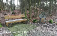 Gedenkstein mit Bank