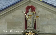 Göttin Justitia Skulptur am Giebel des Rathauses