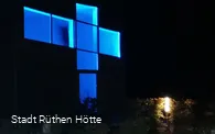 Illuminierte Kapelle St.Georg bei Nacht