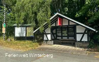 Informationstafel zu Wanderwegen in und um Hoheleye neben einer Schutzhütte mit weiteren Infotafeln rund um Hoheleye.