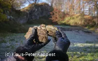 steinbruch-hengboehl-steine-haende_c__klaus-peter-kappest-sauerland-wanderdoerfer.jpg