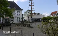Blick auf das neue Rathaus mit Maibaum