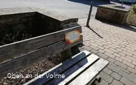 Die Bank auf dem kleinen, historischen Platz in Rö