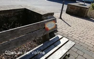 Die Bank auf dem kleinen, historischen Platz in Rö