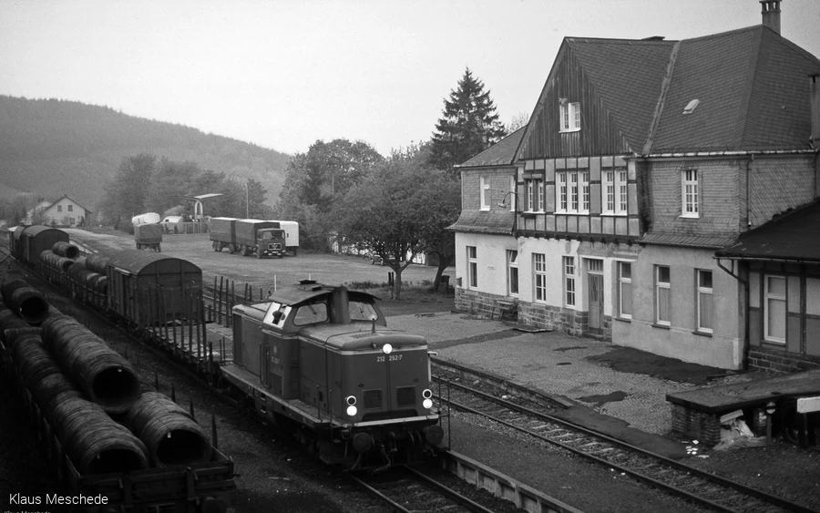 Güterzug mit der Diesellok 212 292-7 im Bahnhof Fredeburg, Juli 1982. Eines der Hauptfrachtgüter waren Drahtrollen für Firma Liedtke am Bahnhof von Fredeburg