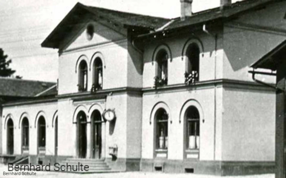 Das 1. Stationsgebäude, erbaut 1872