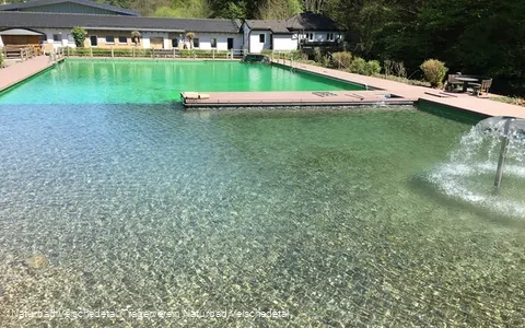 Schwimmbecken