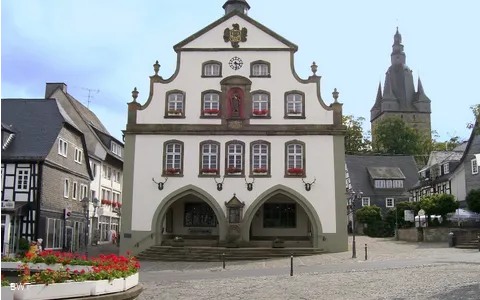 Rathaus mit Brunnen