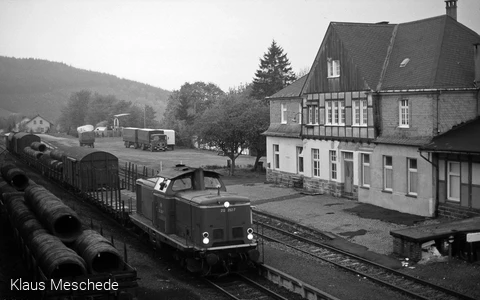 Güterzug mit der Diesellok 212 292-7 im Bahnhof Fredeburg, Juli 1982. Eines der Hauptfrachtgüter waren Drahtrollen für Firma Liedtke am Bahnhof von Fredeburg