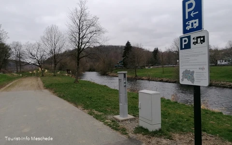 schild Womosp mit Stromsäule.jpg