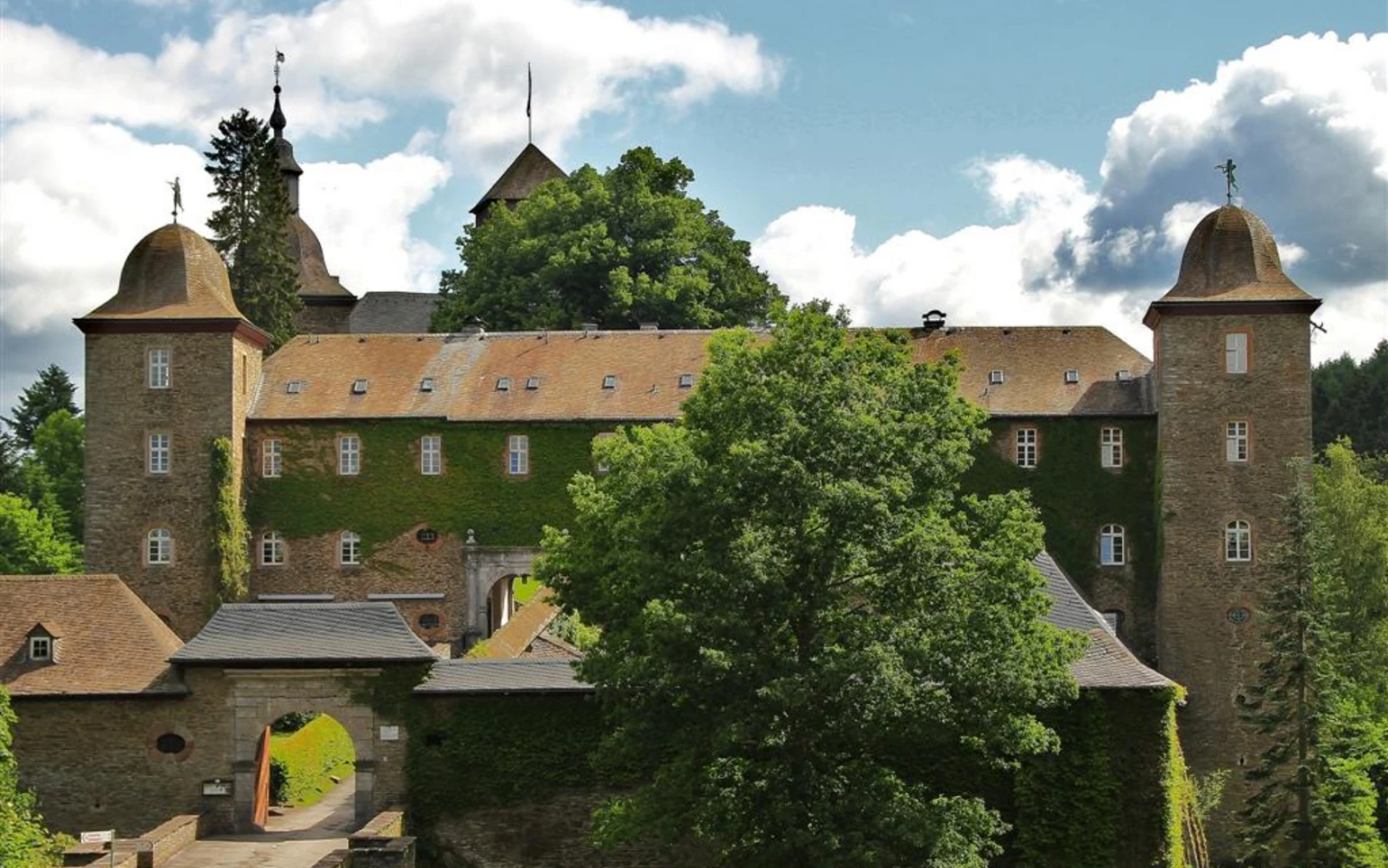 02_Burg Schnellenberg - Radroute Repetal 2012 hahefo (1).JPG