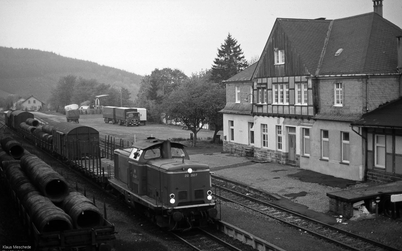 Güterzug mit der Diesellok 212 292-7 im Bahnhof Fredeburg, Juli 1982. Eines der Hauptfrachtgüter waren Drahtrollen für Firma Liedtke am Bahnhof von Fredeburg