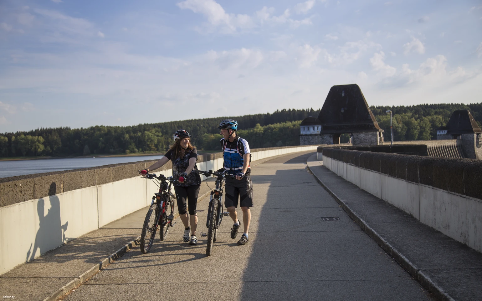 Radfahrer auf der Staumauer