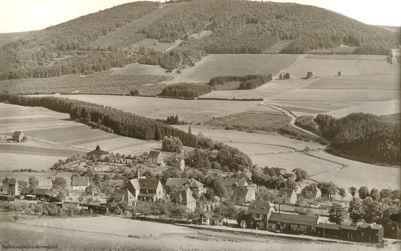 Gleidorf mit seiner Bahnanlage unten um 1938