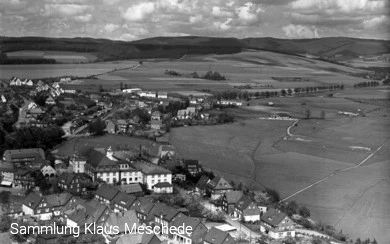 Schmallenberg mit seiner Bahnanlage oben links um 1955