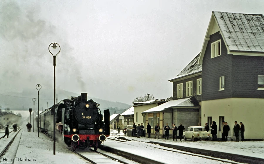 Dampflok 24 009 bef&ouml;rderte am 18.11.1972 den letzten durchgehenden Sonderzug aus Finnentrop