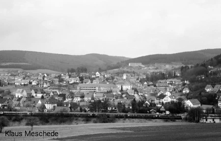 Ein Sonderzug mit der Diesellok V 200 033 vor dem Stadtbild von Fredeburg im M&auml;rz 1991