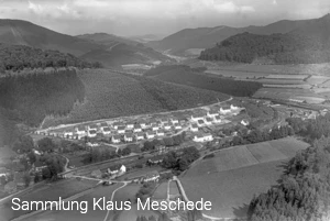 Langenei mit seinen Bahnanlagen auf einem Luftbild der 1950-er Jahre. Rechts die H&uuml;ttenwerke Siegerland/Karlsh&uuml;tte
