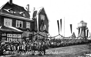 Der Bahnhof Wenholthausen mit Wasserturm w&auml;hrend der offiziellen Er&ouml;ffnungsfeier am 14.01.1911