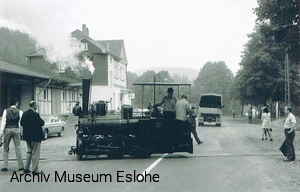 Eberhard Koenig f&auml;hrt Anfang der 1960-er Jahre seine Dampflok über die Landstra&szlig;e am Bahnhof Eslohe