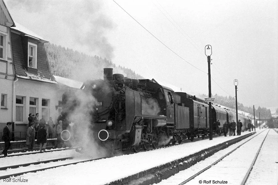 Dampflok 24 009 beförderte am 18.11.1972 den letzten durchgehenden Sonderzug aus Finnentrop