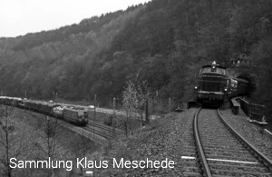 Zwei G&uuml;terz&uuml;ge begegnen sich am &Uuml;berf&uuml;hrungsbauwerk zwischen Finnentrop und Lenhausen am 26.04.1975.
